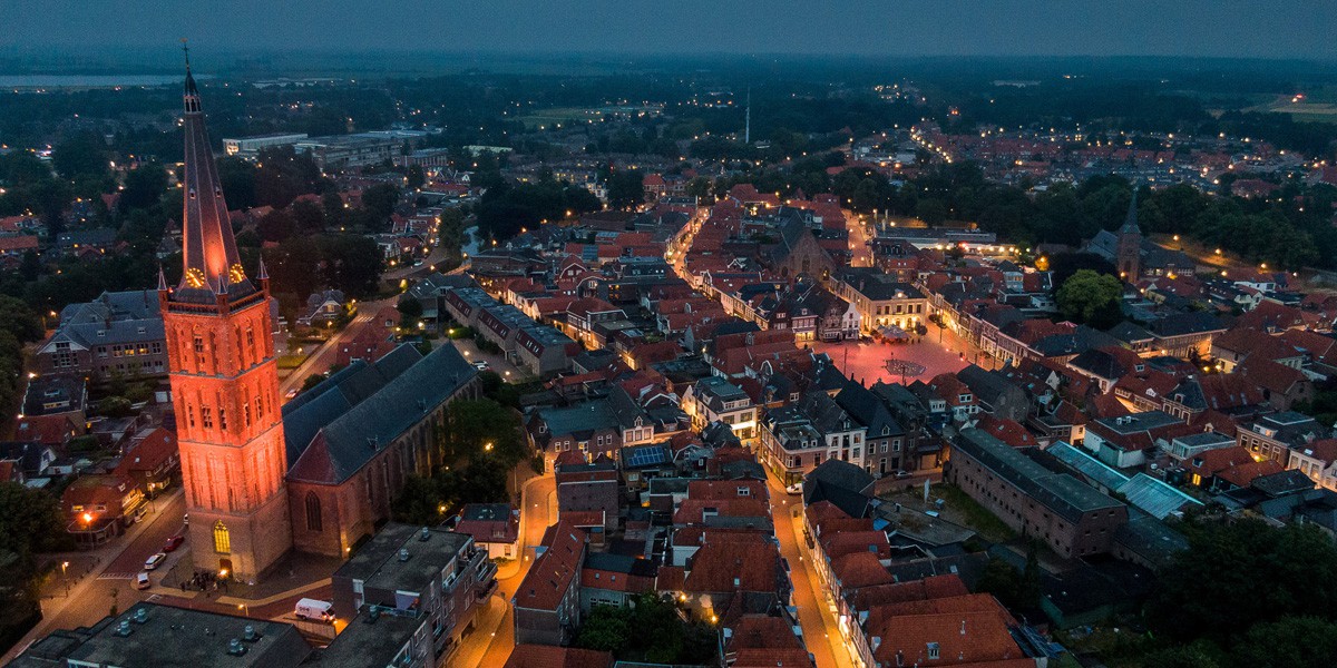 TV Oranje zet toren Steenwijk in oranje licht