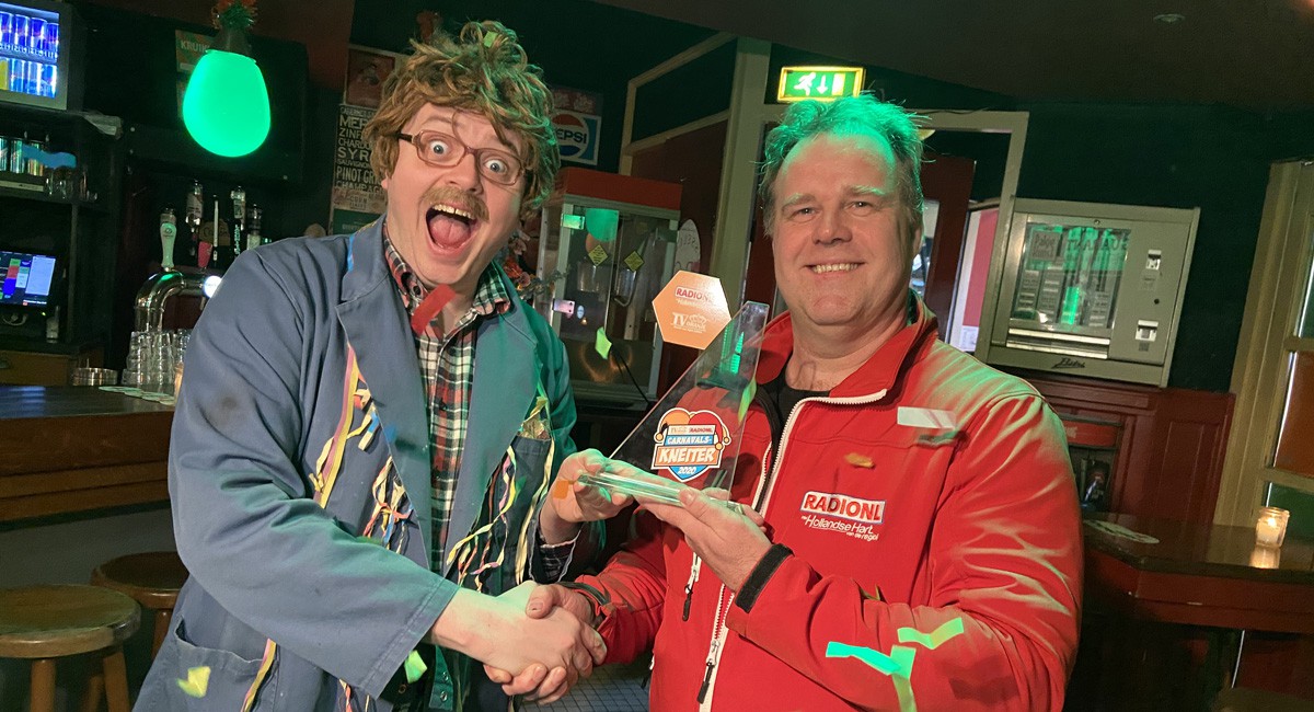 Lamme Frans ontvangt de Carnavalskneiter 2020 uit handen van Alfred Voogd van RADIONL