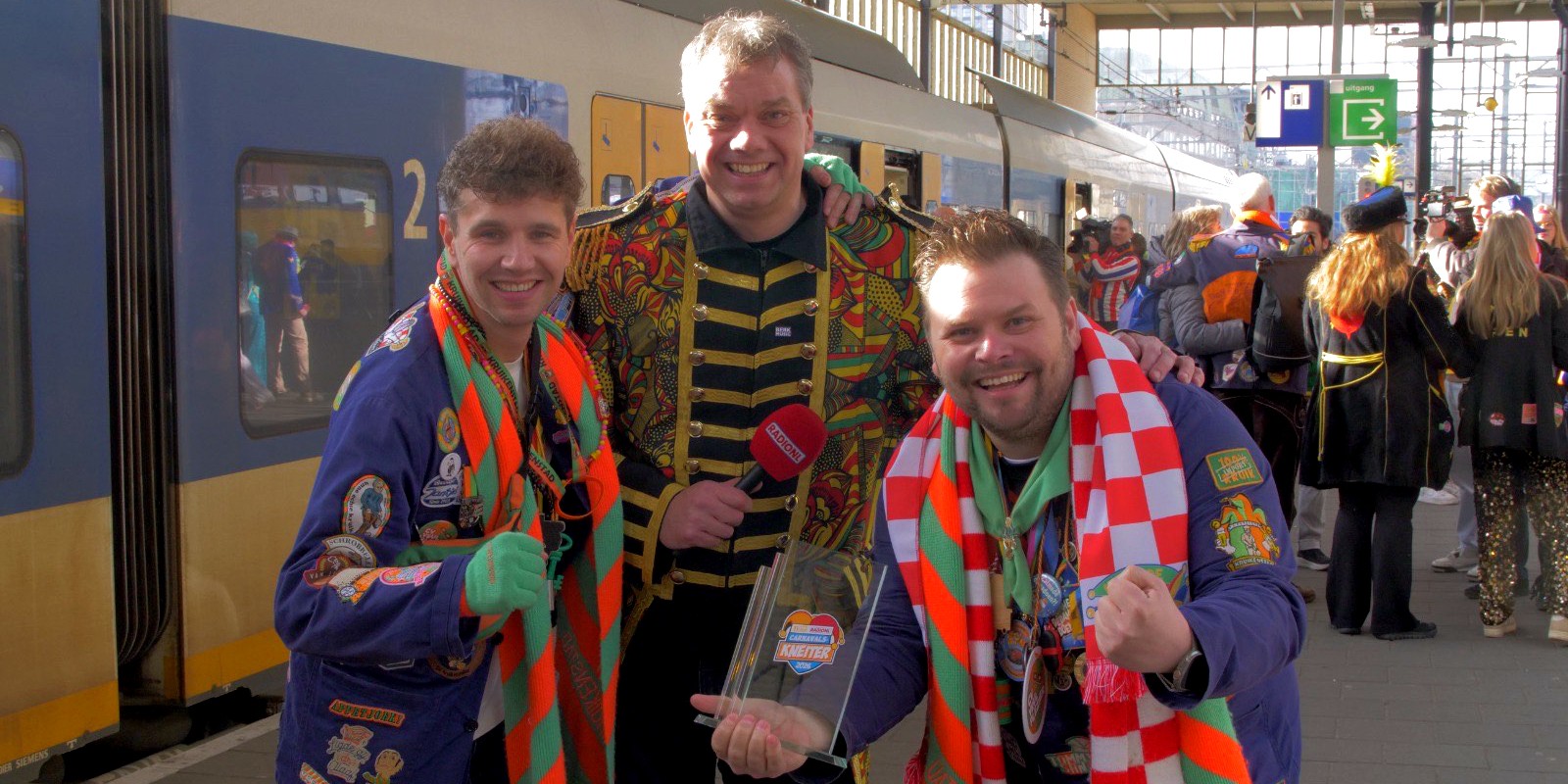 Lanterfantje ontvangt de 'Carnavalskneiter 2026' uit handen van presentator Taeke Wouda